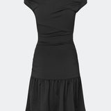 Off-shoulder kjole i en blød og stretchy kvalitet. HimaMD Flare Dress har en tætsiddende silhuet med bred, foldet halsudskæring, der kan bæres off-shoulder, draperede detaljer omkring taljen og et feminint skørt med flæsekant. Det figursyede design fremhæver silhuetten, mens den bløde kvalitet sikrer en komfortabel pasform.