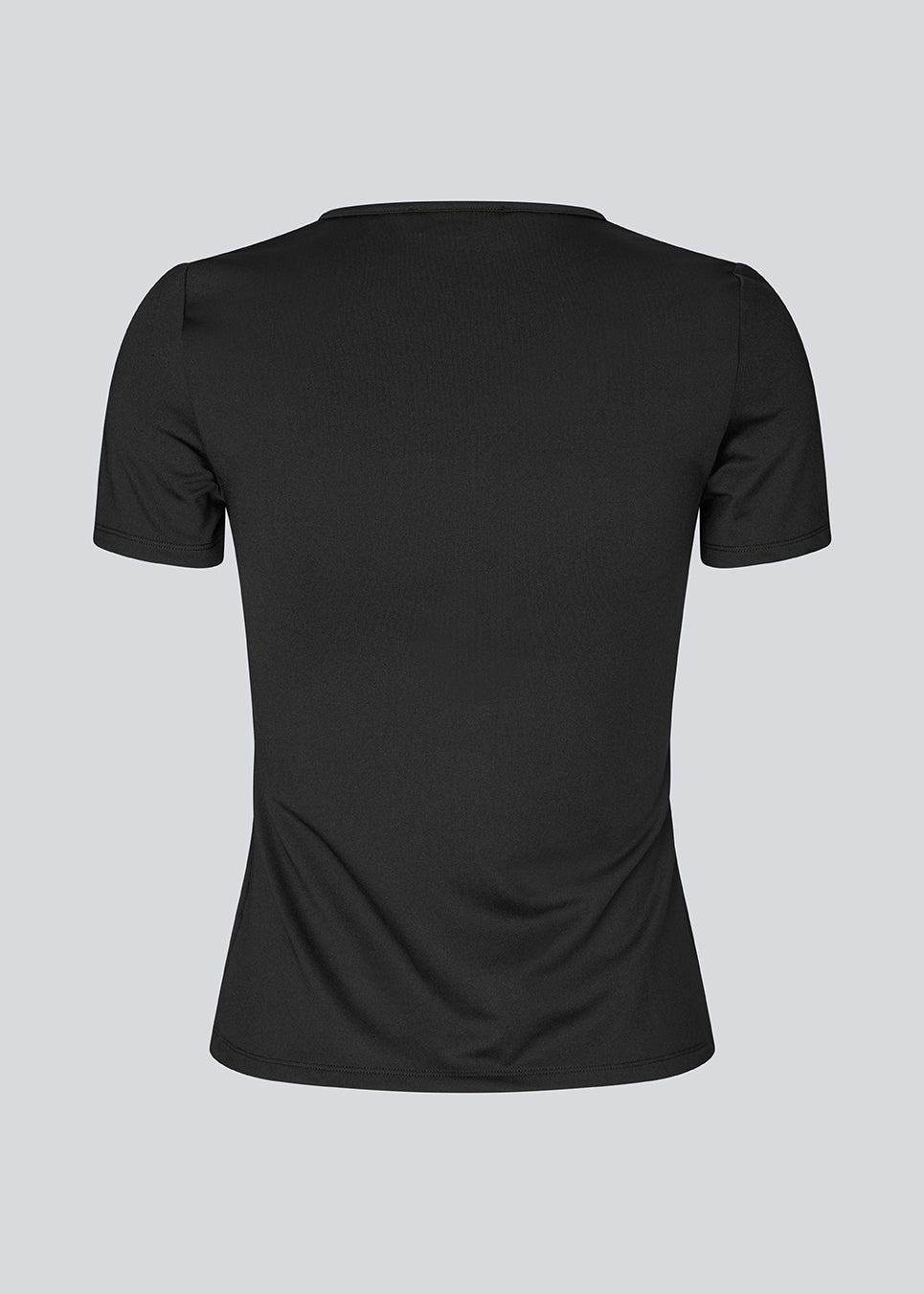 Tætsiddende sort t-shirt i 95% genanvendt polyester. Himamd O-Neck T-Shirt har et flatterende snit og er en hverdagsfavorit, der nemt kan styles med alt.