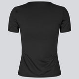 Tætsiddende sort t-shirt i 95% genanvendt polyester. Himamd O-Neck T-Shirt har et flatterende snit og er en hverdagsfavorit, der nemt kan styles med alt.