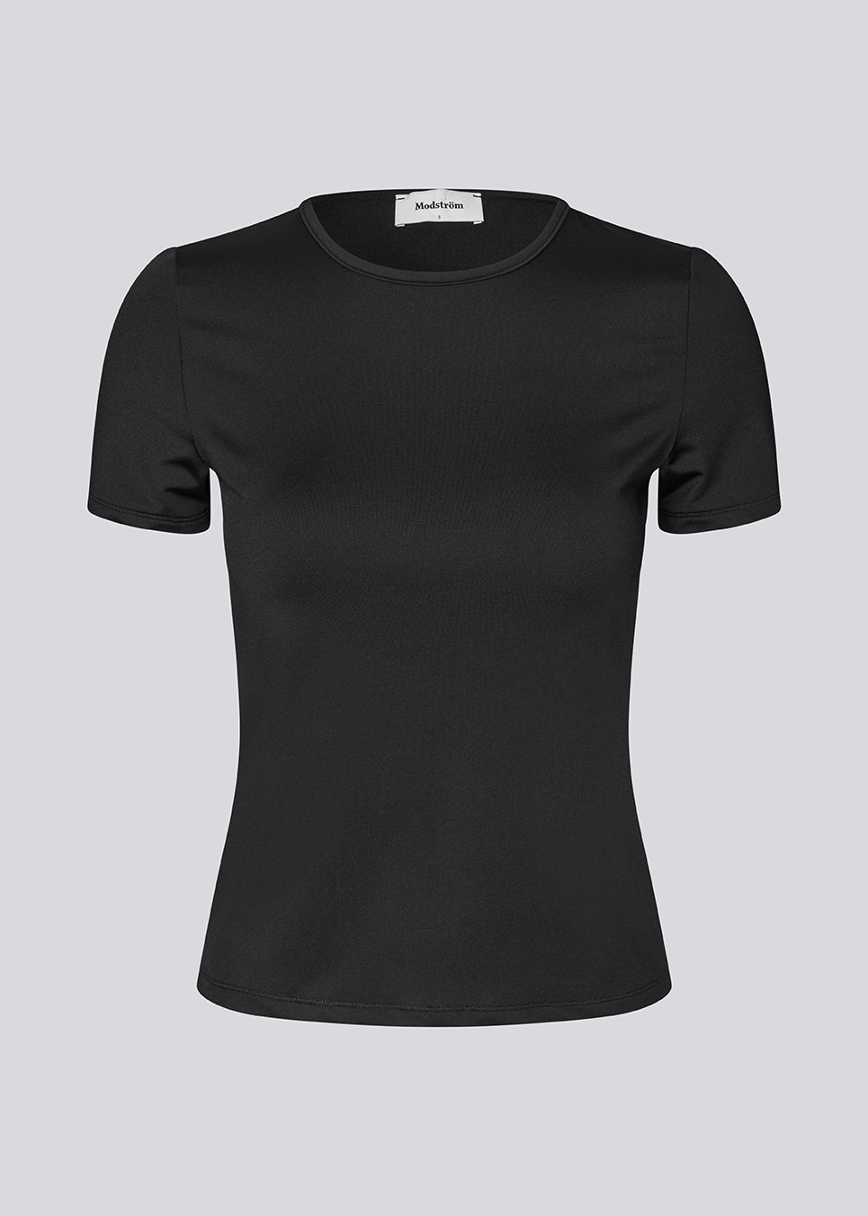 Tætsiddende sort t-shirt i 95% genanvendt polyester. Himamd O-Neck T-Shirt har et flatterende snit og er en hverdagsfavorit, der nemt kan styles med alt.
