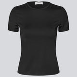 Tætsiddende sort t-shirt i 95% genanvendt polyester. Himamd O-Neck T-Shirt har et flatterende snit og er en hverdagsfavorit, der nemt kan styles med alt.