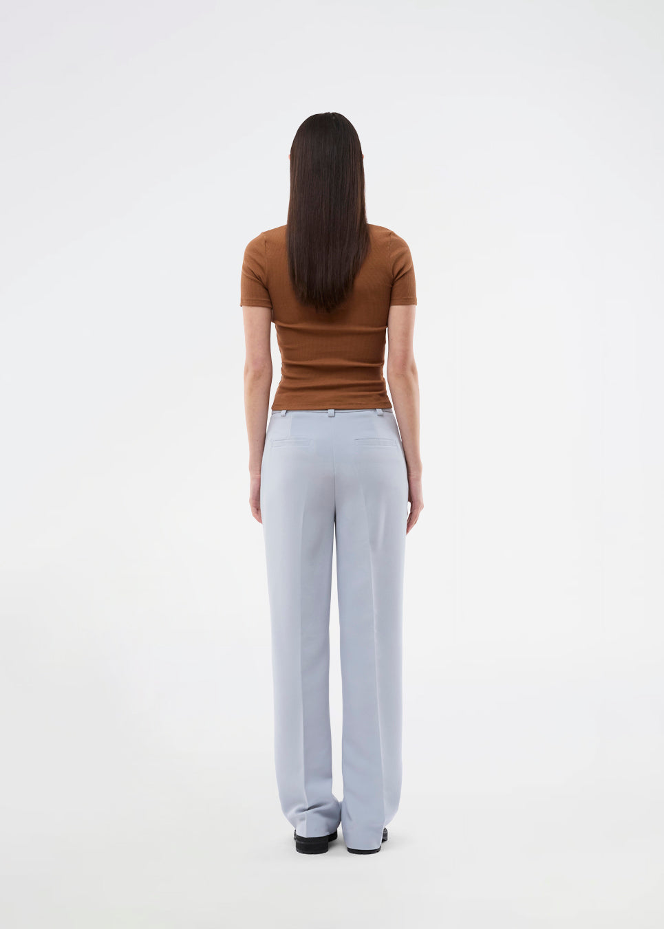 Tætsiddende t-shirt i 95% genanvendt polyester. HimamMD O-Neck T-Shirt har et flatterende snit og er en hverdagsfavorit, der nemt kan styles med alt.