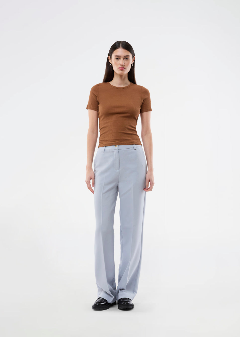 Tætsiddende t-shirt i 95% genanvendt polyester. HimamMD O-Neck T-Shirt har et flatterende snit og er en hverdagsfavorit, der nemt kan styles med alt.