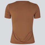 Tætsiddende t-shirt i 95% genanvendt polyester. HimamMD O-Neck T-Shirt har et flatterende snit og er en hverdagsfavorit, der nemt kan styles med alt.