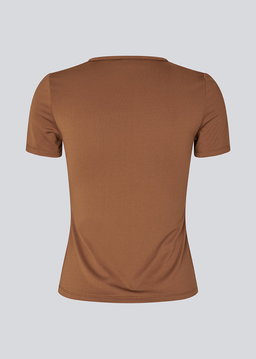Tætsiddende t-shirt i 95% genanvendt polyester. HimamMD O-Neck T-Shirt har et flatterende snit og er en hverdagsfavorit, der nemt kan styles med alt.