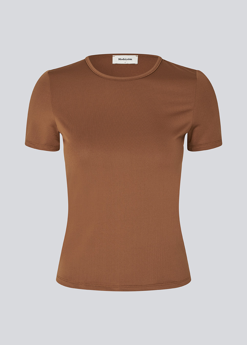 Tætsiddende t-shirt i 95% genanvendt polyester. HimamMD O-Neck T-Shirt har et flatterende snit og er en hverdagsfavorit, der nemt kan styles med alt.