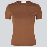 Tætsiddende t-shirt i 95% genanvendt polyester. HimamMD O-Neck T-Shirt har et flatterende snit og er en hverdagsfavorit, der nemt kan styles med alt.