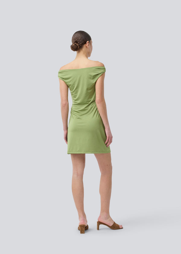 Off-shoulder kjole i elastisk materiale. HimaMD off-shoulder dress er figursyet og har en rynkedetalje på stropperne.