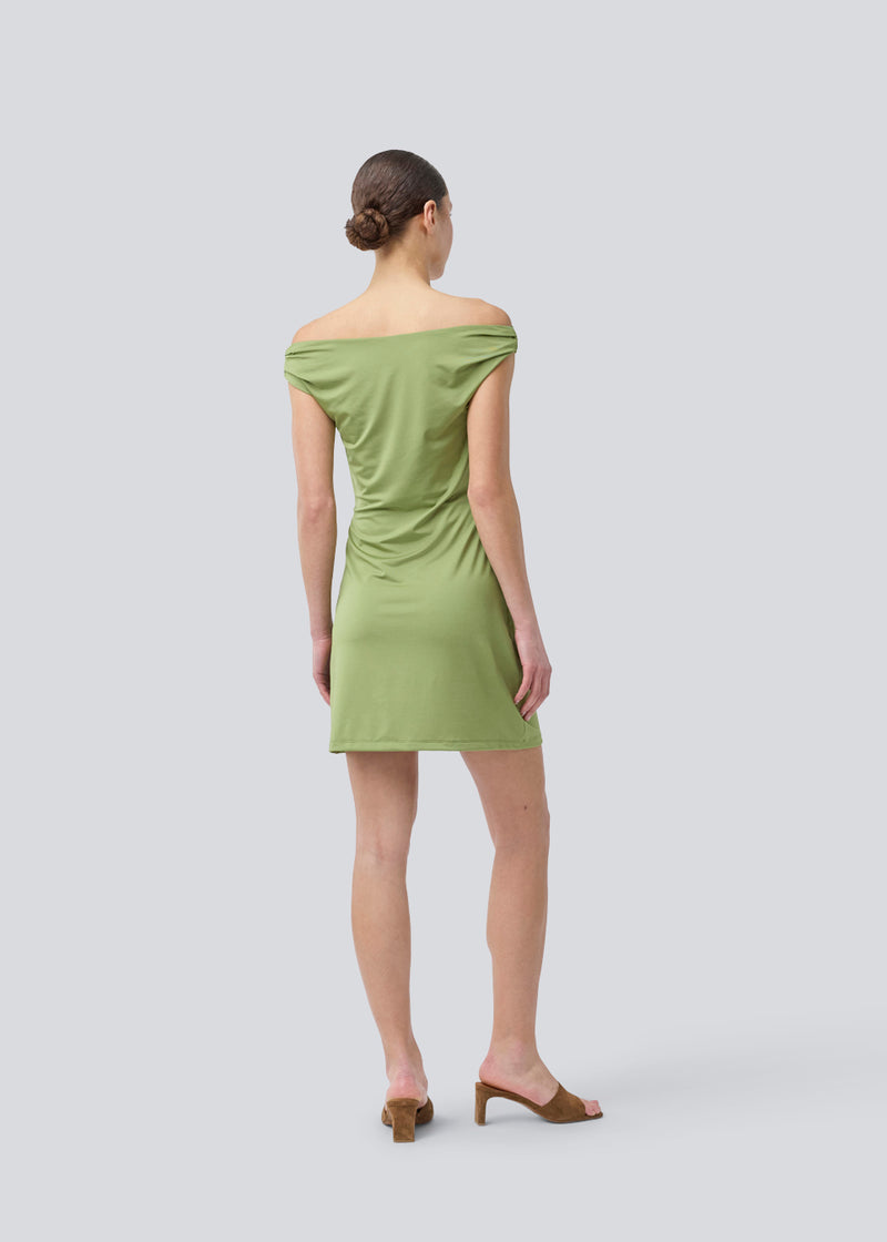 Off-shoulder kjole i elastisk materiale. HimaMD off-shoulder dress er figursyet og har en rynkedetalje på stropperne.