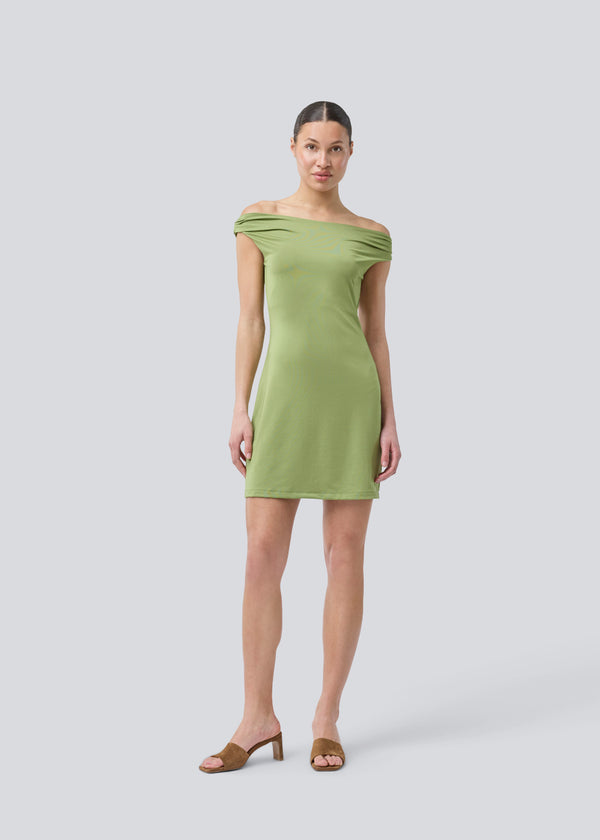 Off-shoulder kjole i elastisk materiale. HimaMD off-shoulder dress er figursyet og har en rynkedetalje på stropperne.