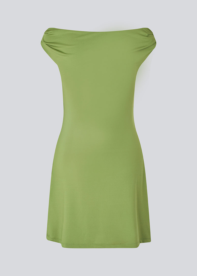 Off-shoulder kjole i elastisk materiale. HimaMD off-shoulder dress er figursyet og har en rynkedetalje på stropperne.