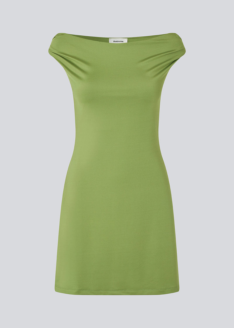 Off-shoulder kjole i elastisk materiale. HimaMD off-shoulder dress er figursyet og har en rynkedetalje på stropperne.
