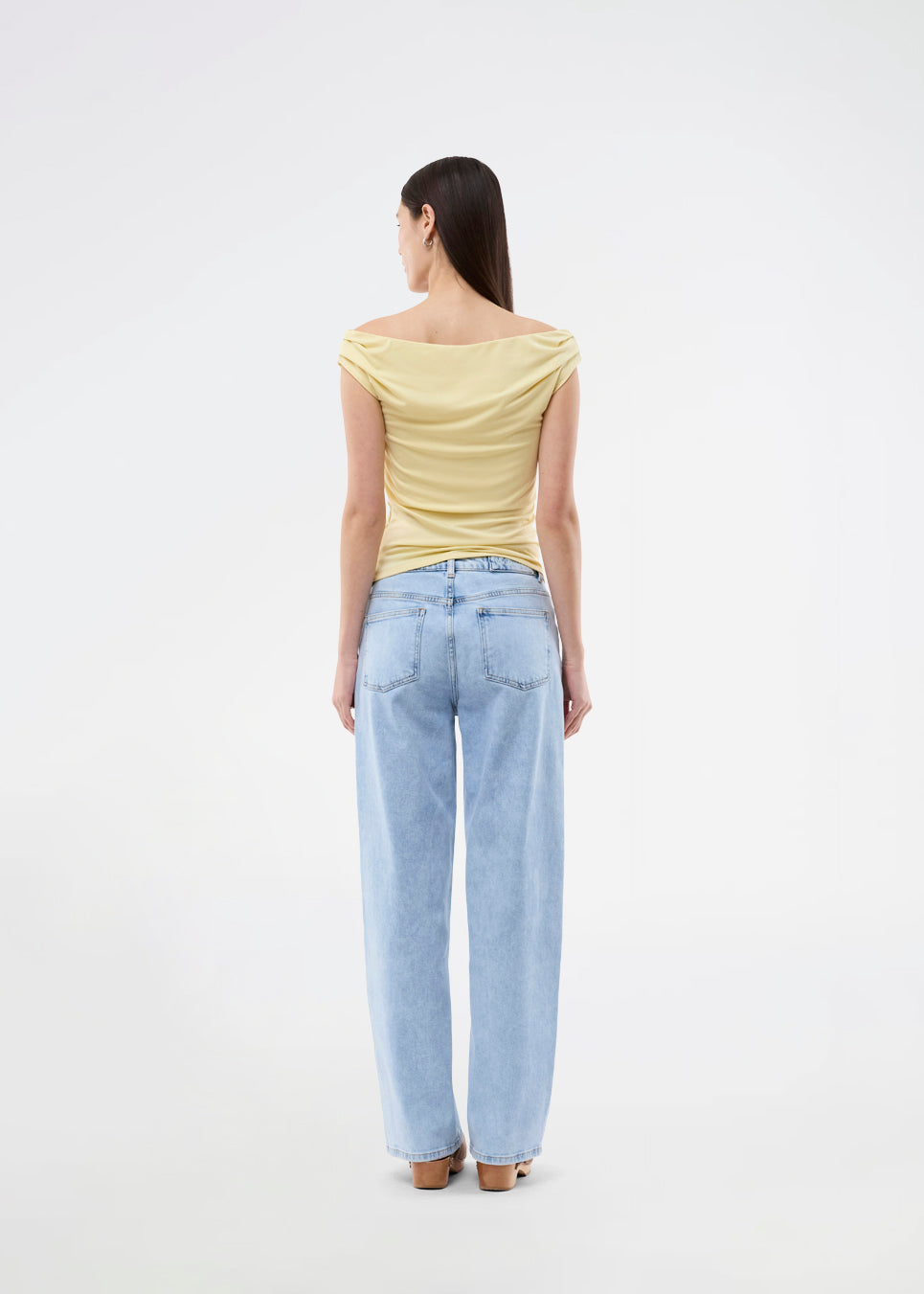 Off-shoulder top i et elastisk materiale. HimaMD off-shoulder top har en tætsiddende pasform og er let cropped.