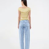 Off-shoulder top i et elastisk materiale. HimaMD off-shoulder top har en tætsiddende pasform og er let cropped.