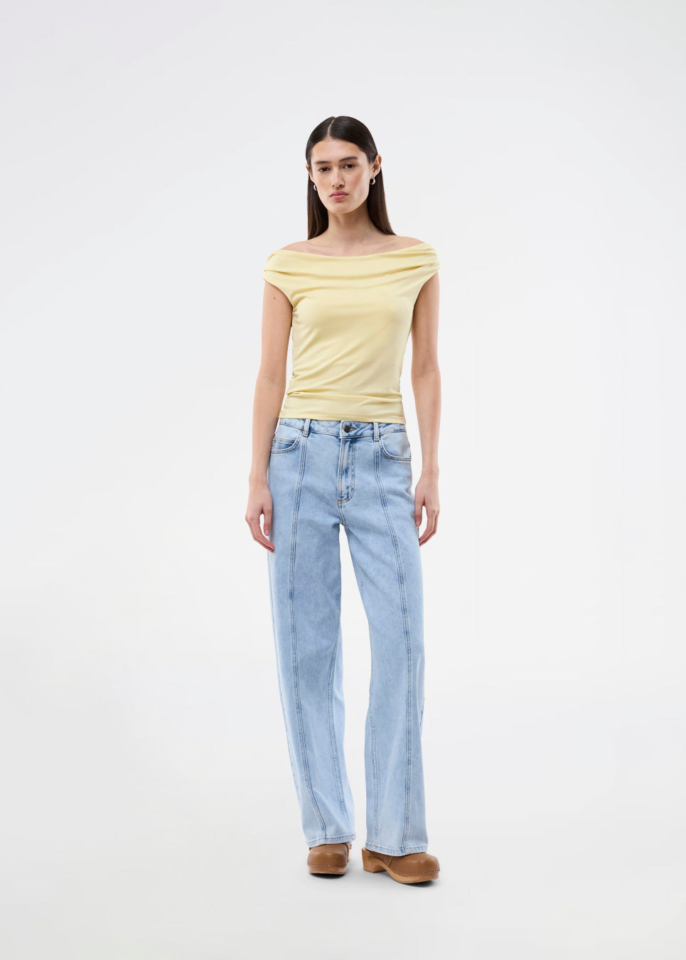 Off-shoulder top i et elastisk materiale. HimaMD off-shoulder top har en tætsiddende pasform og er let cropped.