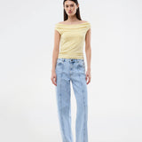 Off-shoulder top i et elastisk materiale. HimaMD off-shoulder top har en tætsiddende pasform og er let cropped.