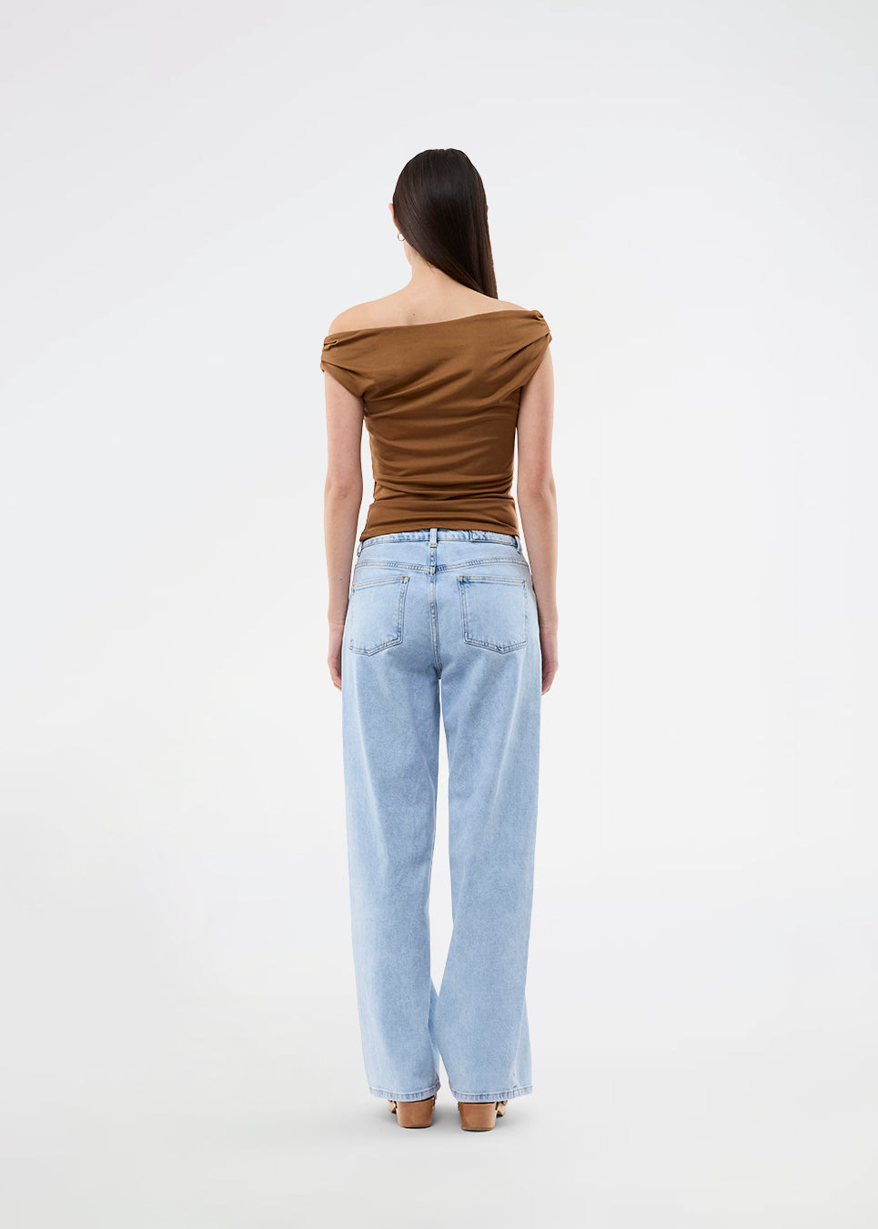 Off-shoulder top i et elastisk materiale. HimaMD off-shoulder top har en tætsiddende pasform og er let cropped.