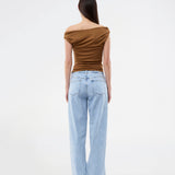 Off-shoulder top i et elastisk materiale. HimaMD off-shoulder top har en tætsiddende pasform og er let cropped.