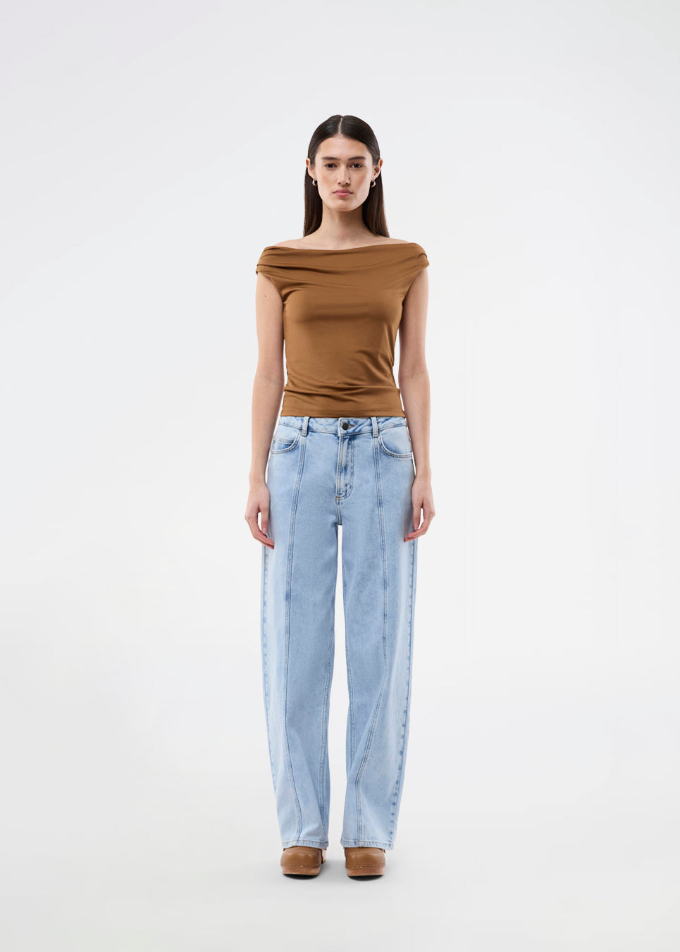 Off-shoulder top i et elastisk materiale. HimaMD off-shoulder top har en tætsiddende pasform og er let cropped.