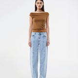 Off-shoulder top i et elastisk materiale. HimaMD off-shoulder top har en tætsiddende pasform og er let cropped.