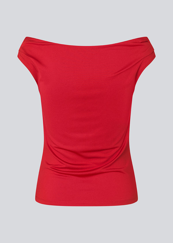 Rød off-shoulder top i et elastisk materiale. HimaMD off-shoulder top har en tætsiddende pasform og er let cropped.&nbsp;