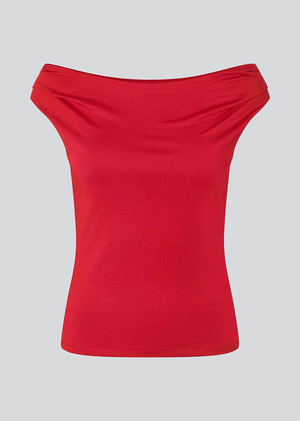 Rød off-shoulder top i et elastisk materiale. HimaMD off-shoulder top har en tætsiddende pasform og er let cropped.&nbsp;