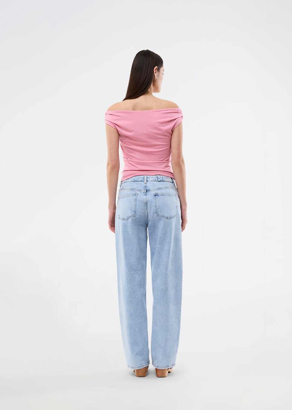 Lyserød off-shoulder top i et elastisk materiale. HimaMD off-shoulder top har en tætsiddende pasform og er let cropped.