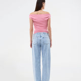 Lyserød off-shoulder top i et elastisk materiale. HimaMD off-shoulder top har en tætsiddende pasform og er let cropped.
