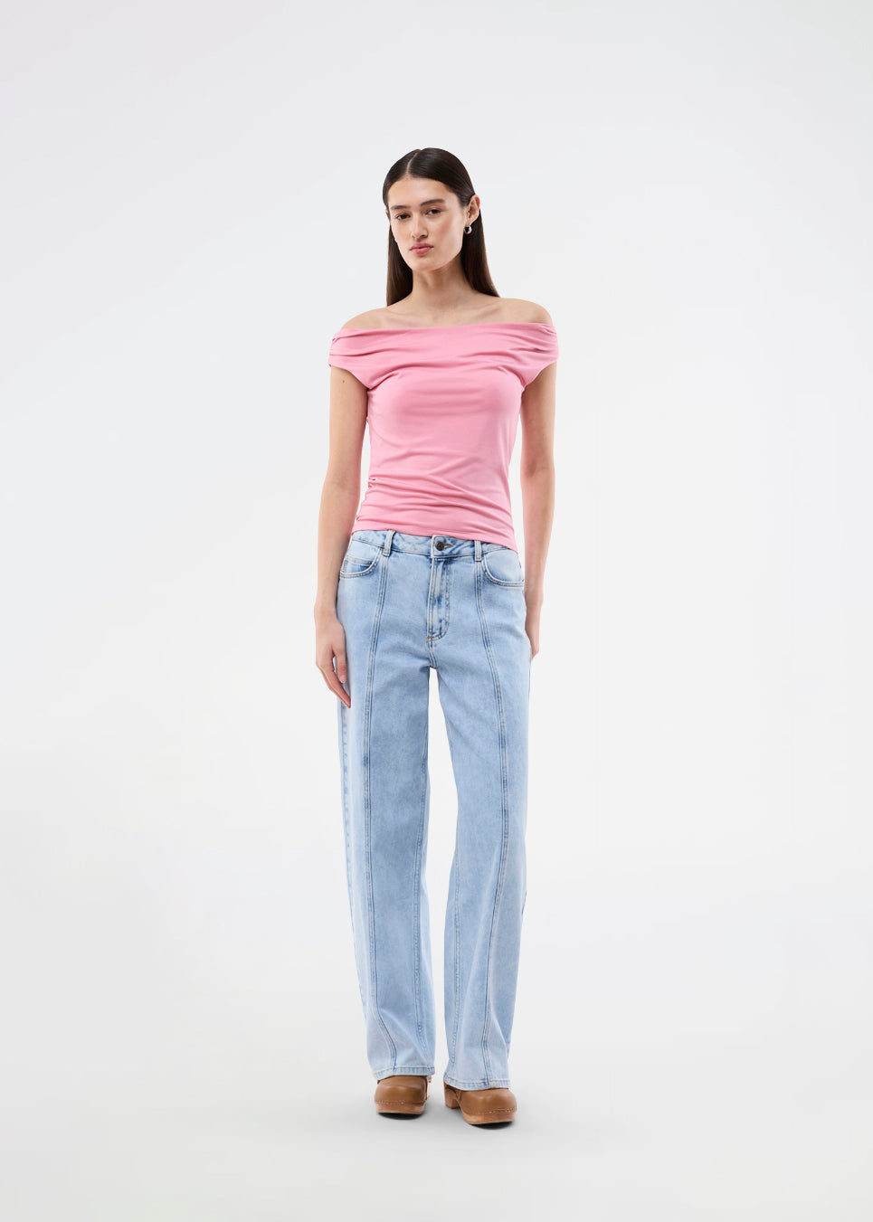 Lyserød off-shoulder top i et elastisk materiale. HimaMD off-shoulder top har en tætsiddende pasform og er let cropped.