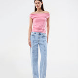 Lyserød off-shoulder top i et elastisk materiale. HimaMD off-shoulder top har en tætsiddende pasform og er let cropped.