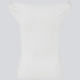 Off-shoulder top i hvid i et elastisk materiale. HimaMD off-shoulder top har en tætsiddende pasform og er let cropped.