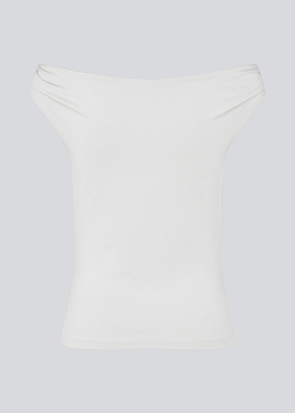 Off-shoulder top i hvid i et elastisk materiale. HimaMD off-shoulder top har en tætsiddende pasform og er let cropped.