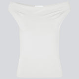 Off-shoulder top i hvid i et elastisk materiale. HimaMD off-shoulder top har en tætsiddende pasform og er let cropped.