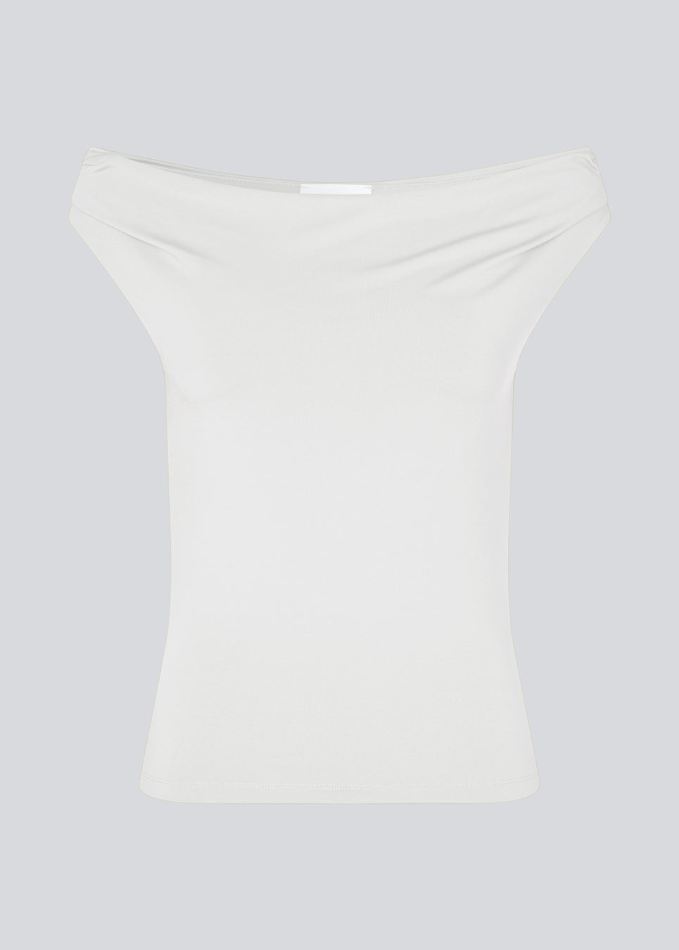 Off-shoulder top i hvid i et elastisk materiale. HimaMD off-shoulder top har en tætsiddende pasform og er let cropped.