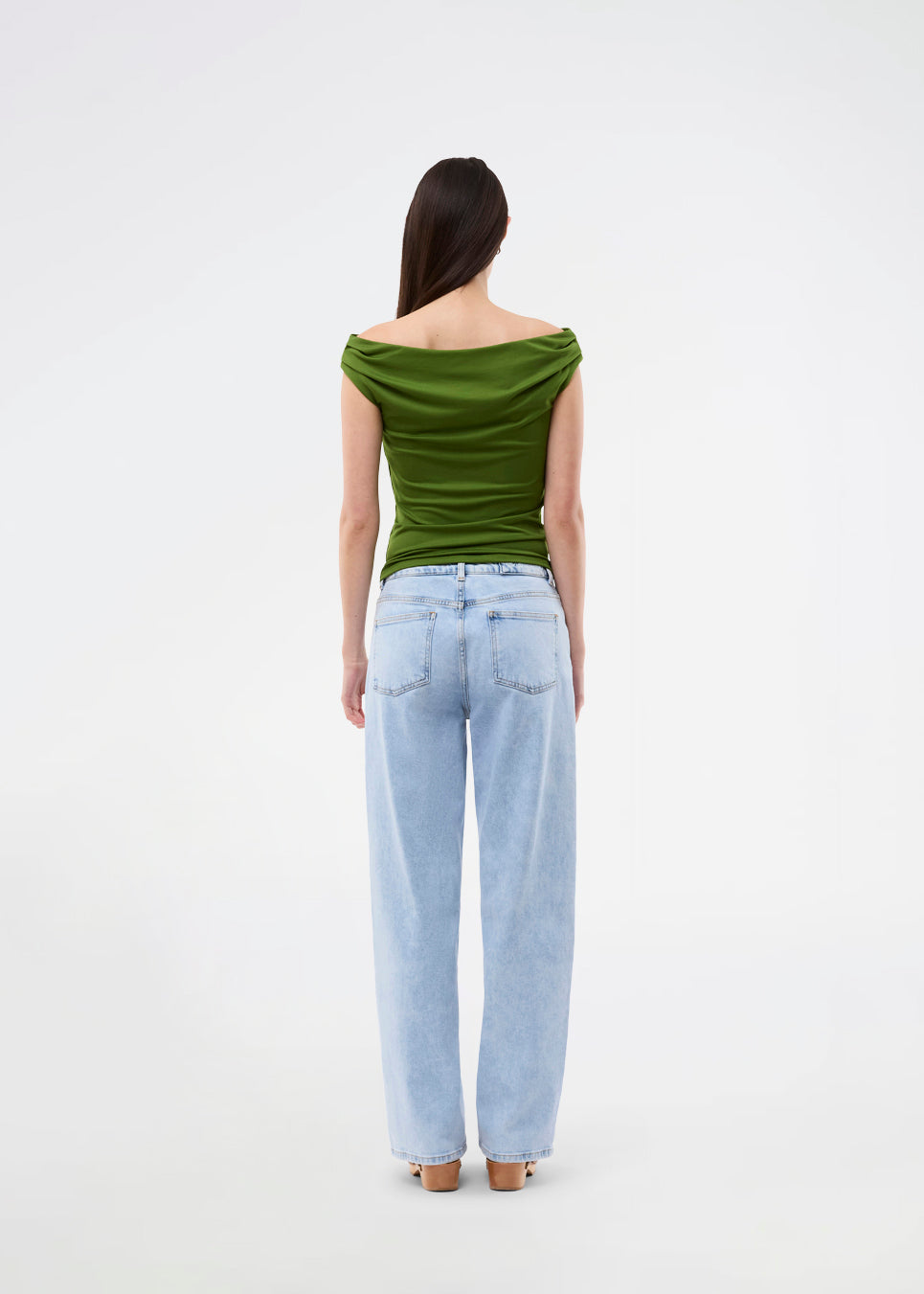 Off-shoulder top i et elastisk materiale. HimaMD off-shoulder top har en tætsiddende pasform og er let cropped.