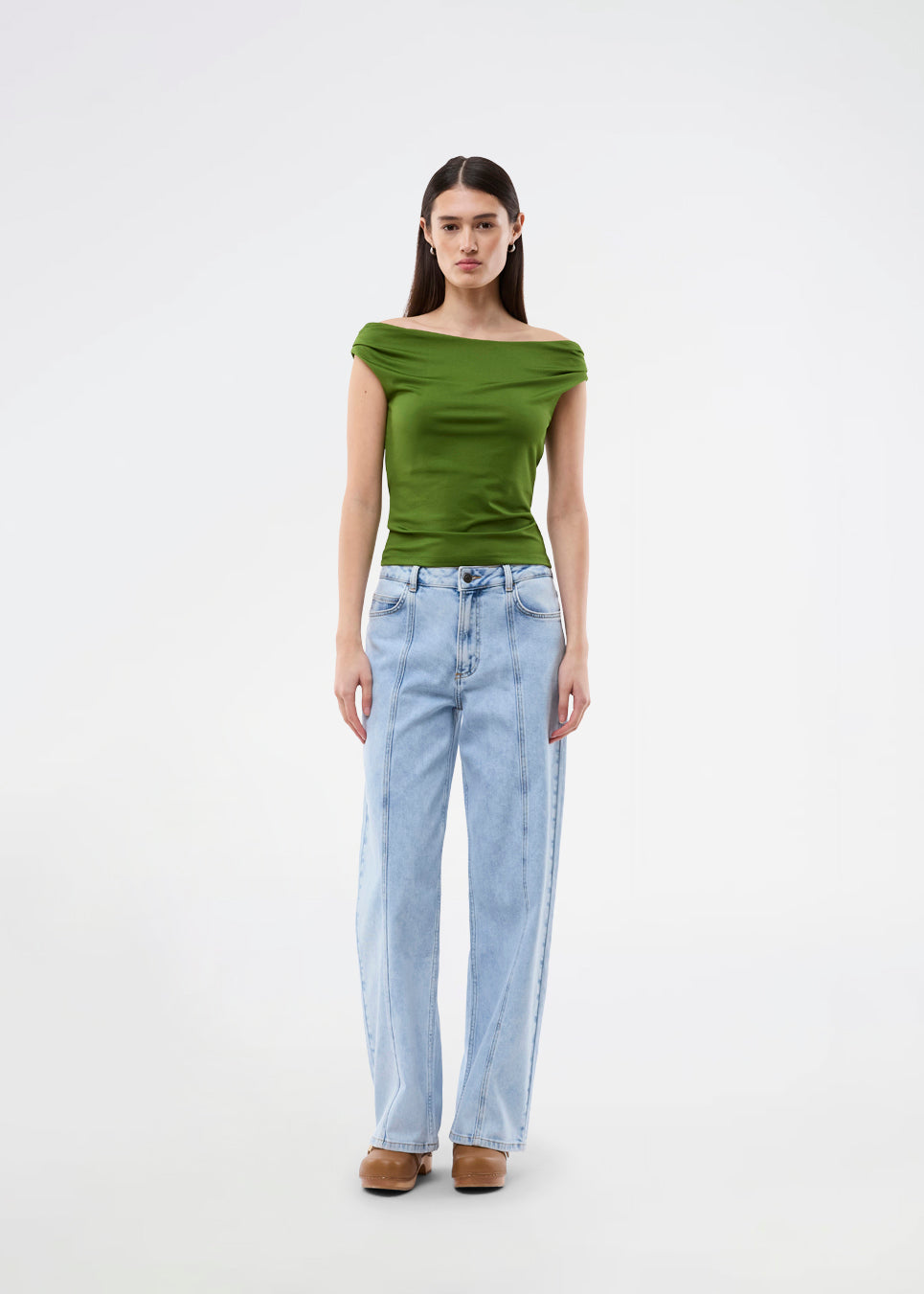 Off-shoulder top i et elastisk materiale. HimaMD off-shoulder top har en tætsiddende pasform og er let cropped.