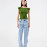 Off-shoulder top i et elastisk materiale. HimaMD off-shoulder top har en tætsiddende pasform og er let cropped.
