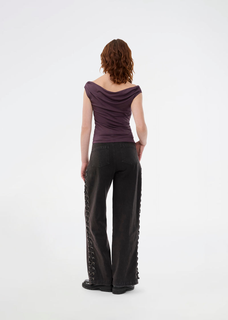 Lilla off-shoulder top i et elastisk materiale. HimaMD off-shoulder top har en tætsiddende pasform og er let cropped.&nbsp;