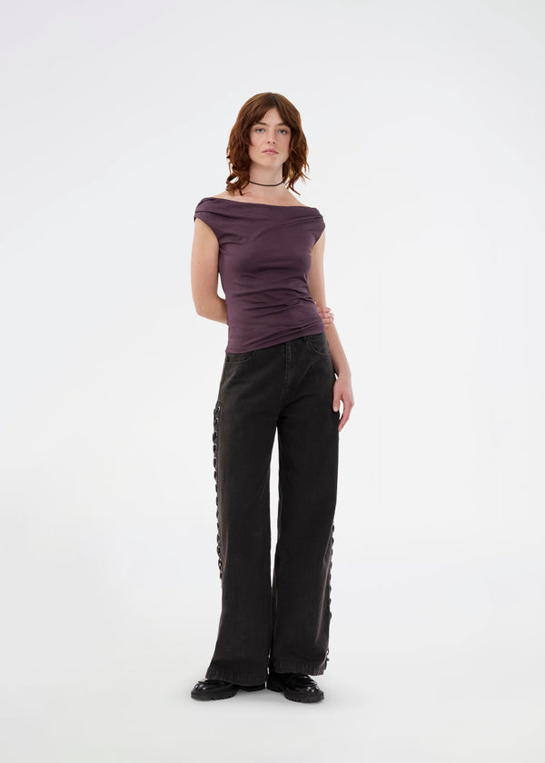 Lilla off-shoulder top i et elastisk materiale. HimaMD off-shoulder top har en tætsiddende pasform og er let cropped.&nbsp;