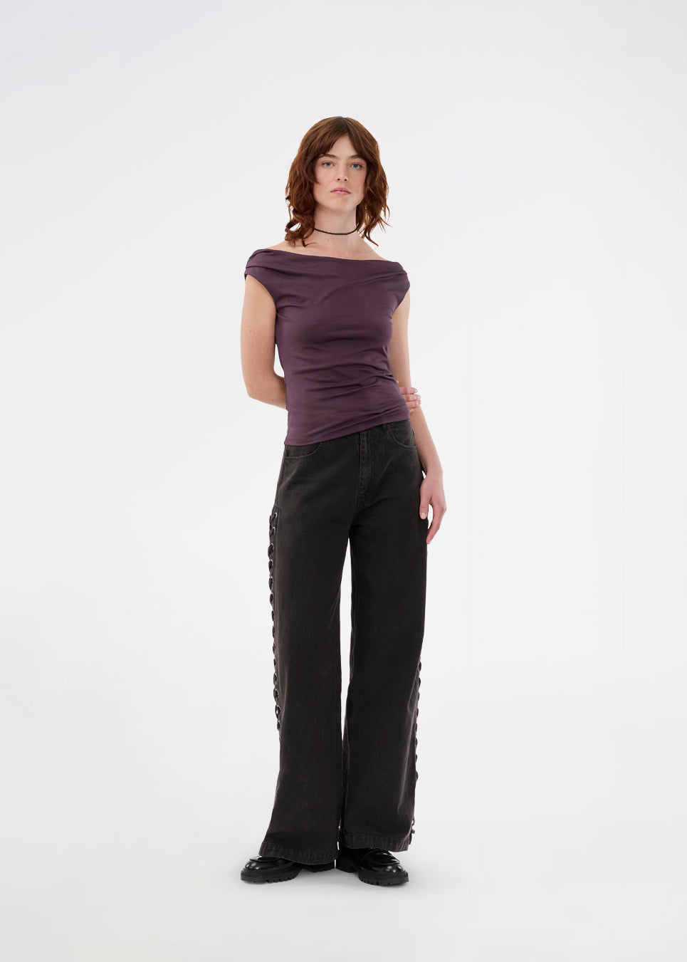 Lilla off-shoulder top i et elastisk materiale. HimaMD off-shoulder top har en tætsiddende pasform og er let cropped.&nbsp;