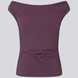 Lilla off-shoulder top i et elastisk materiale. HimaMD off-shoulder top har en tætsiddende pasform og er let cropped.&nbsp;