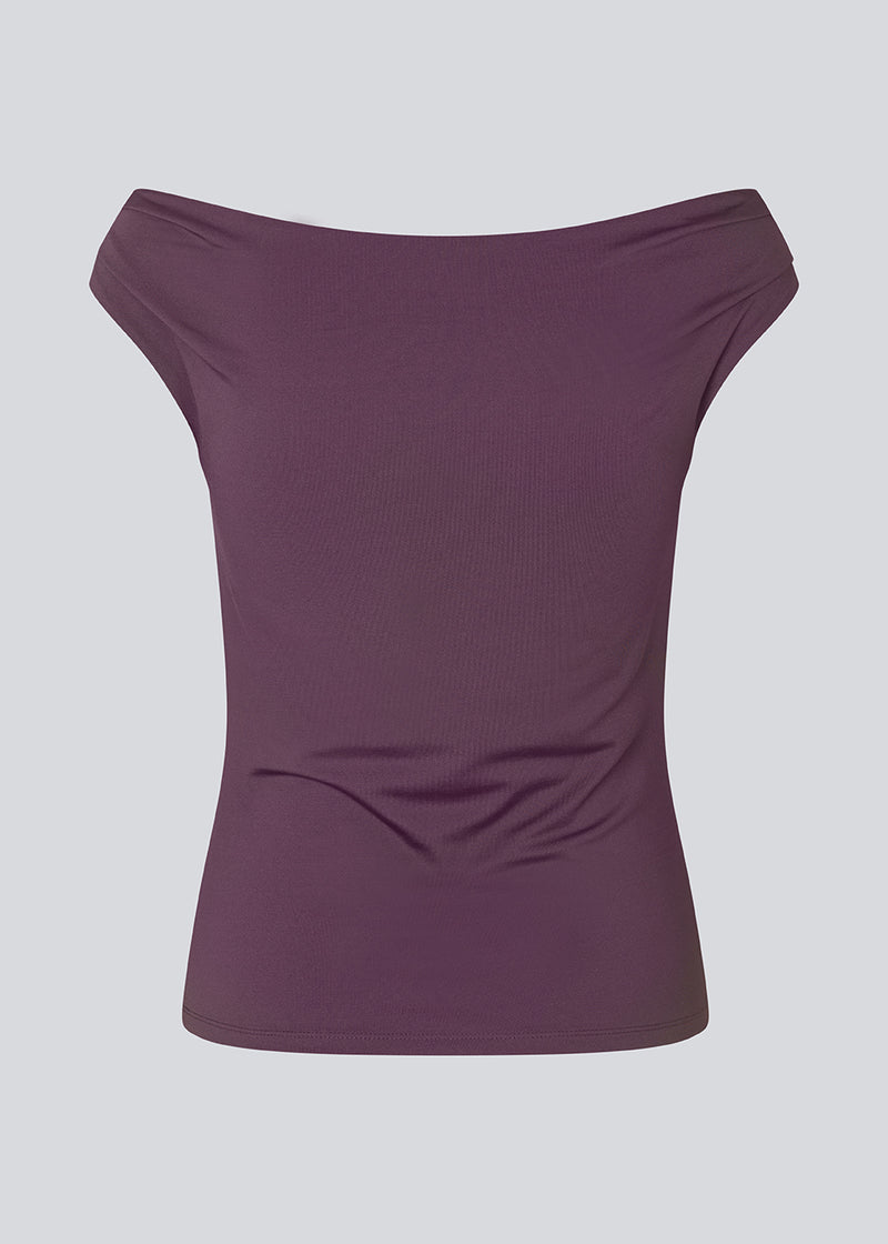 Lilla off-shoulder top i et elastisk materiale. HimaMD off-shoulder top har en tætsiddende pasform og er let cropped.&nbsp;