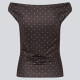 Off-shoulder top i mørkebrun med hvide små prikker i et elastisk materiale. HimaMD off-shoulder top har en tætsiddende pasform og er let cropped.