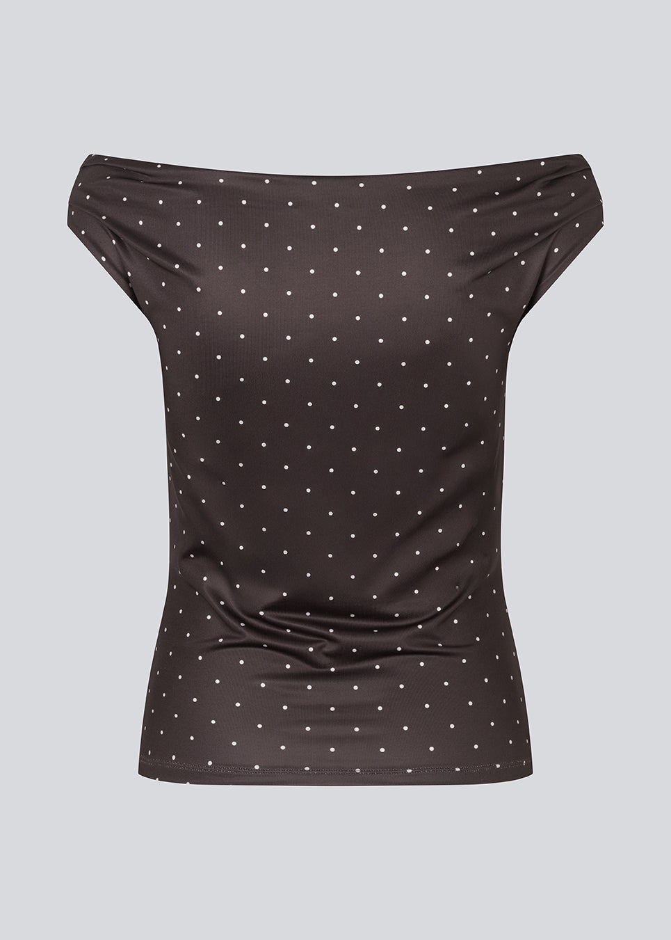 Off-shoulder top i mørkebrun med hvide små prikker i et elastisk materiale. HimaMD off-shoulder top har en tætsiddende pasform og er let cropped.