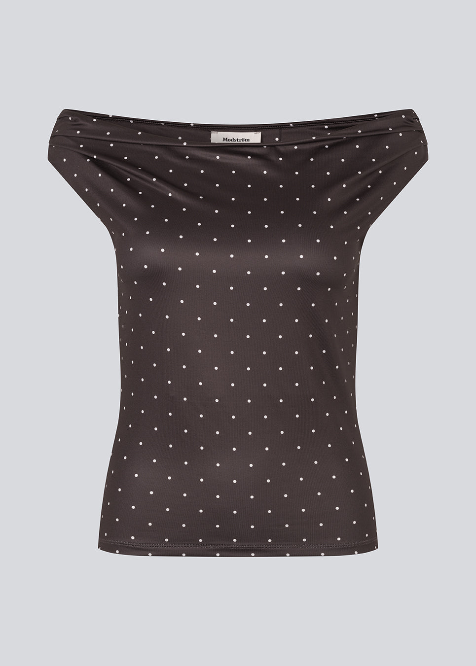 Off-shoulder top i mørkebrun med hvide små prikker i et elastisk materiale. HimaMD off-shoulder top har en tætsiddende pasform og er let cropped.