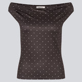 Off-shoulder top i mørkebrun med hvide små prikker i et elastisk materiale. HimaMD off-shoulder top har en tætsiddende pasform og er let cropped.
