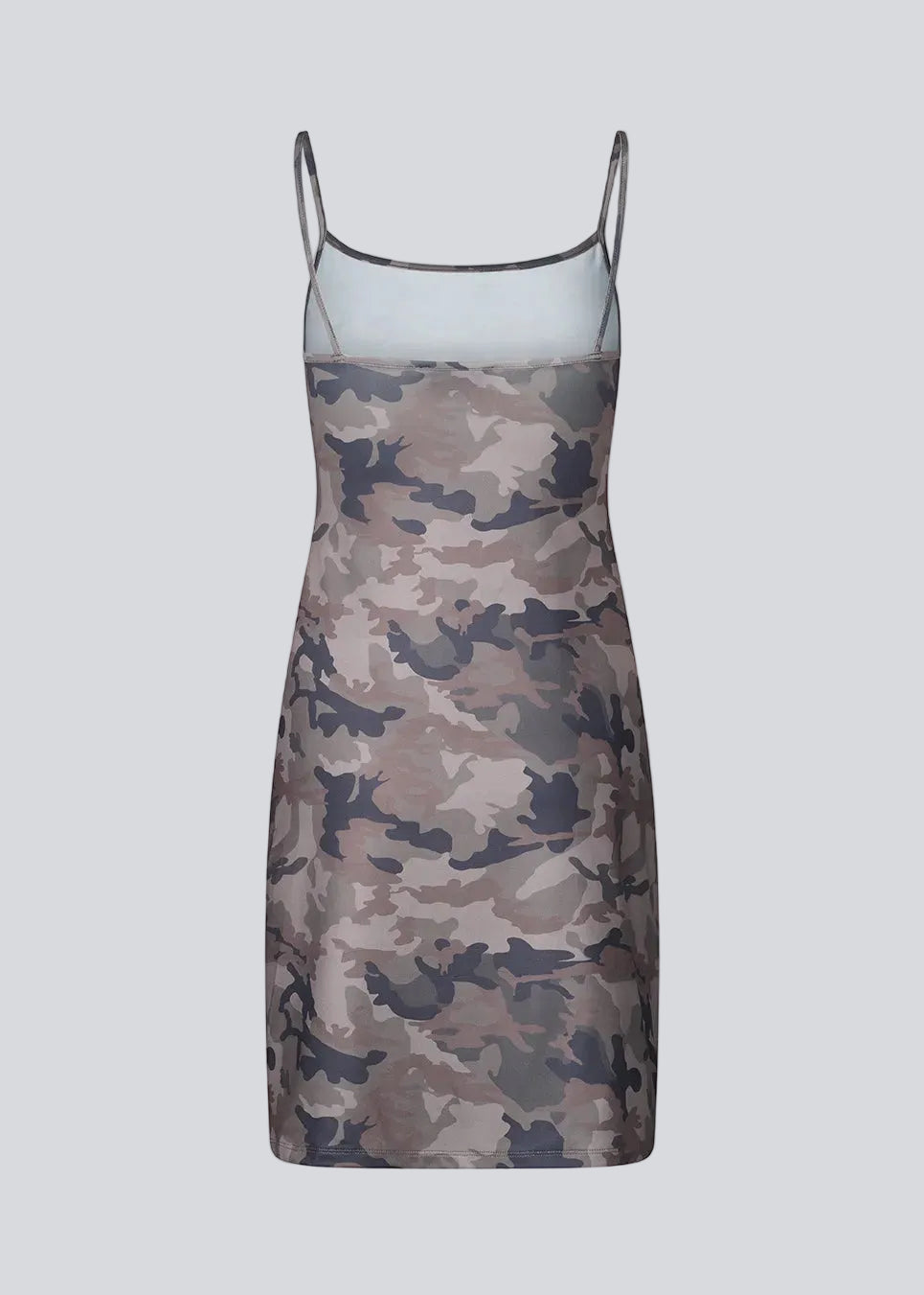 Moderne stropkjole i print. HimaMD print strap dress er et alsidigt design i et cool camouflageprint, smalle stropper og en enkel, lige silhuet. Kan styles både alene eller over bukser for et cool, lag-på-lag look med et modebevidst udtryk.