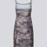 Moderne stropkjole i print. HimaMD print strap dress er et alsidigt design i et cool camouflageprint, smalle stropper og en enkel, lige silhuet. Kan styles både alene eller over bukser for et cool, lag-på-lag look med et modebevidst udtryk.