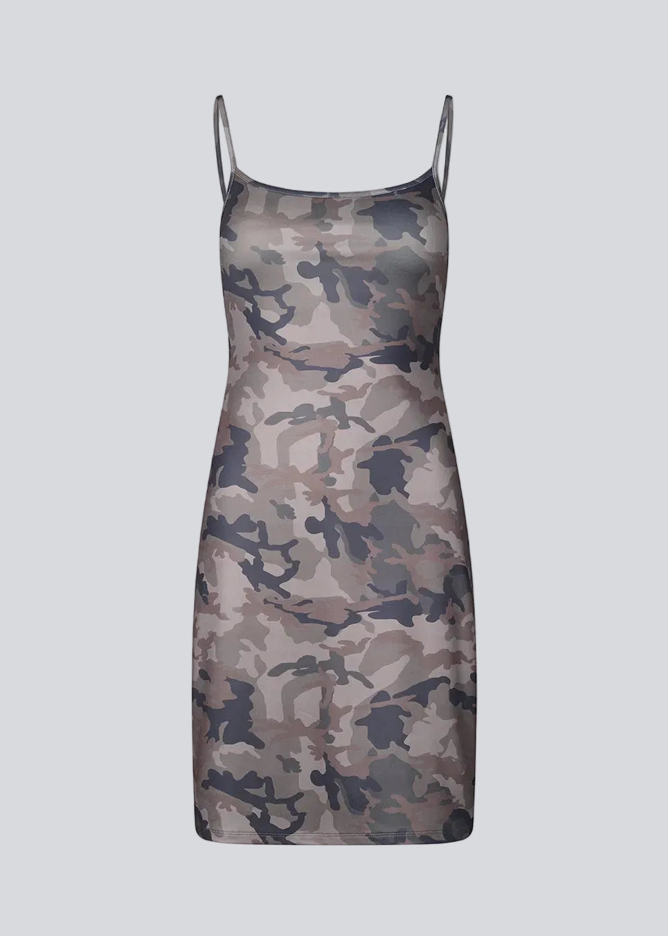 Moderne stropkjole i print. HimaMD print strap dress er et alsidigt design i et cool camouflageprint, smalle stropper og en enkel, lige silhuet. Kan styles både alene eller over bukser for et cool, lag-på-lag look med et modebevidst udtryk.