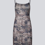 Moderne stropkjole i print. HimaMD print strap dress er et alsidigt design i et cool camouflageprint, smalle stropper og en enkel, lige silhuet. Kan styles både alene eller over bukser for et cool, lag-på-lag look med et modebevidst udtryk.